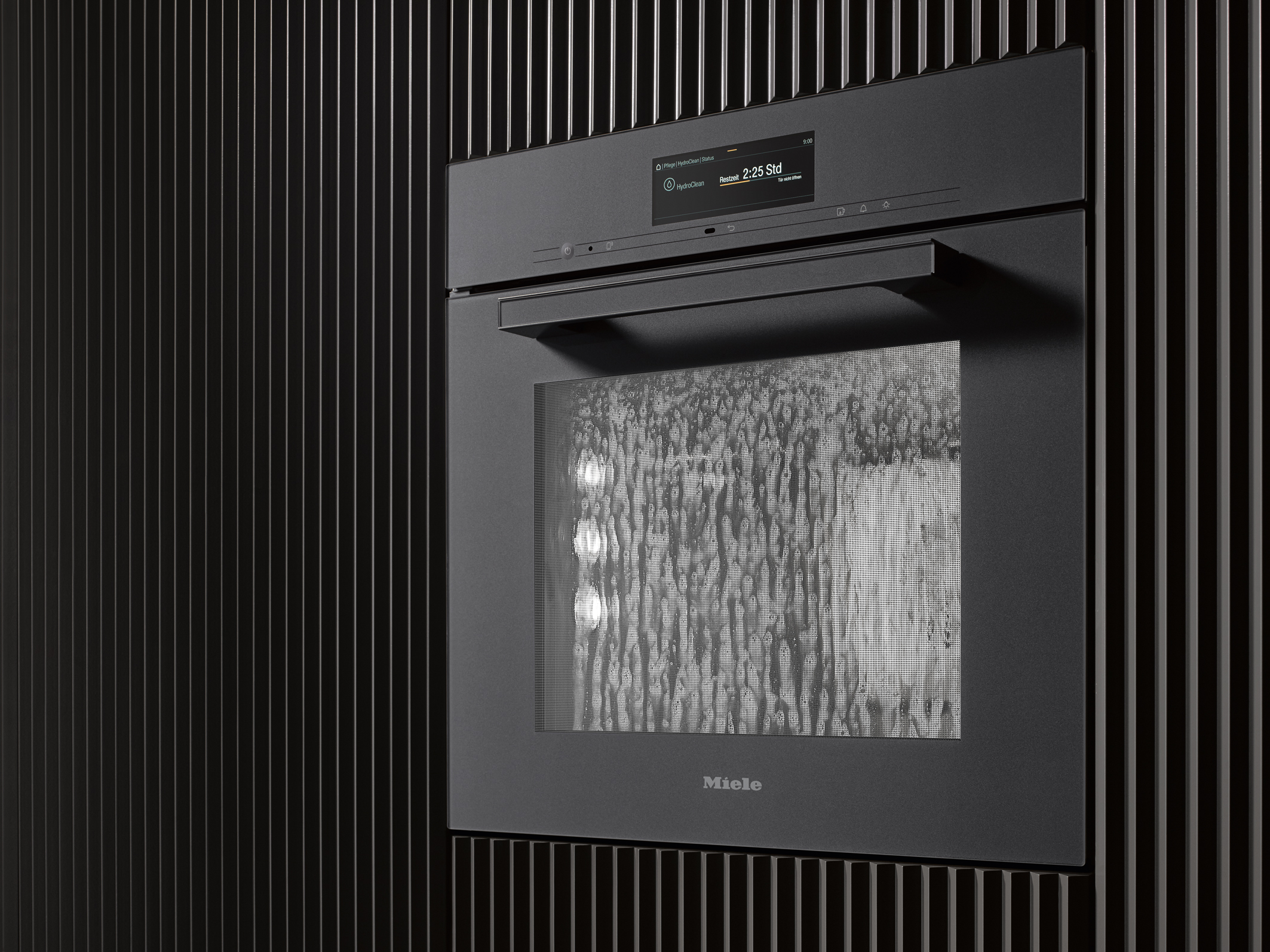 Čisticí proces u trouby Miele vybavené funkcí HydroClean